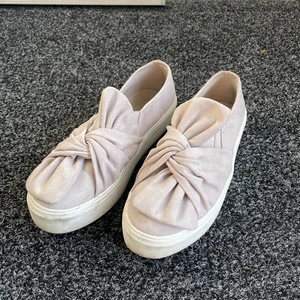 Låga skor - Låga skor med en Knut på från Nelly. Använda några gånger och är i ett okej skick. Dom är beiga/grå 