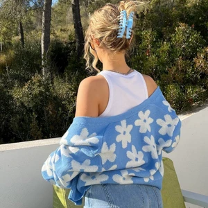 Stickad kofta från nakd 🤍 - Jätte fin kofta från NA-KD🤍  använd en gång. Köpt för 549 kr, säljer för 250+ frakt. Skönt material och sitter bra 🥰