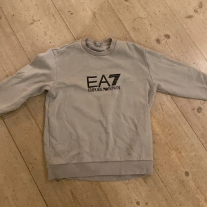 Oanvänd Armani college tröja  - Oanvänd Armani tröja i storlek M.  Nypris 1200kr säljer för 599kr