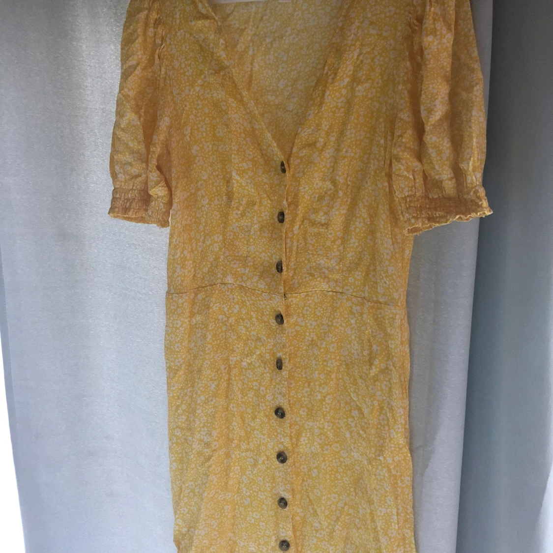 Gul blommig klänning 