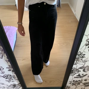 Svarta Jeans  - Säljer dessa jeans från Gina Tricot , då dom inte används längre.  Vid intresse tveka inte att kontakta! 😍 Ny pris 500kr