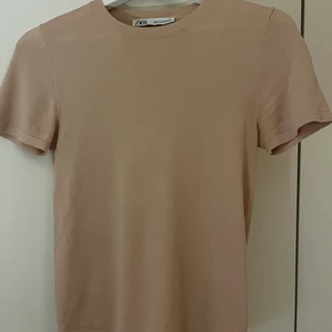 Fin-stickad tröja - Finstickad t-shirt från zara, använd 1 gång, ljus aprikos/rosa färg.
