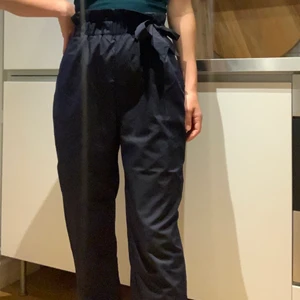 Byxor - Jättesköna mörkblåa kostymbyxor från Zara i storlek 36