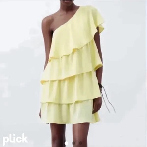 Gul Klänning Zara - Säljer denna trendiga gula klänningen från Zara! Fint skicka! Superfin nu till hösten och sommaren! Ifall någon vill byta denna S mot en M så går det bra! Vill gärna ha en M då denna i S är lite för kort för mig!