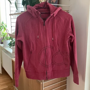 Hoodie med dragkedja - Vinröd hoodie med dragkedja från Calvin Klein i storlek Xs. Sparsamt använt. Köparen står för frakt, kan mötas vid intresse. Priset kan diskuteras vid snabb kontakt. 