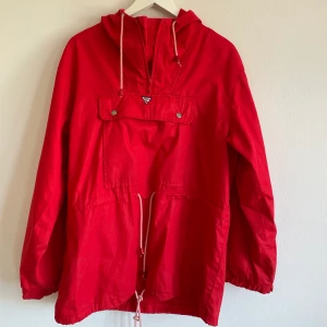 Retro-jacka - Tunn sommar/vår-jacka köpt på second hand. Väldigt bra skick och jag har använt den kanske 2 gånger. Storlek S men oversized. Har även huva