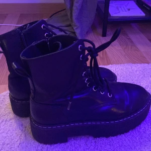 Svarta kängor  - Svarta kängor använde ett få tal gånger. 