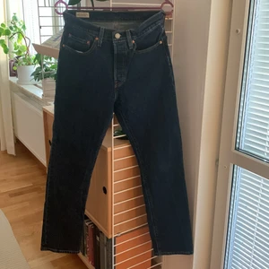 Levis 501 - Snygga mörkblå midwaisted Levis jeans i modellen 501. Sparsamt använt. Storlek 26/30 och sitter perfekt på mig som är 165. Köparen står för frakt, kan mötas upp vid intresse. Priset kan diskuteras! Skriv!💕
