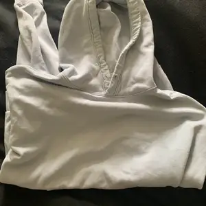 En vit hoodie från weekday i fint skick! 