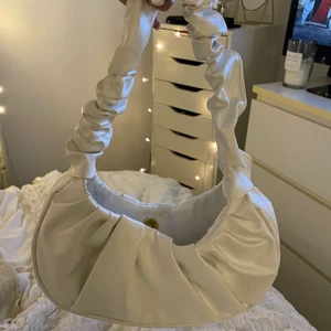 Väska  - Säljer min superfina vita väska som är använd ett fåtal gånger. Finns att hämta i Trollhättan eller fraktas.💕💕