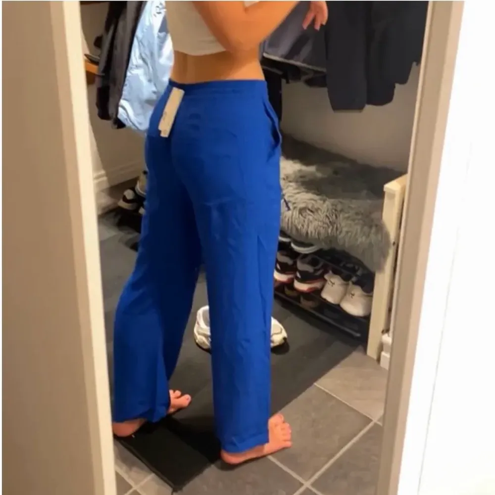 hej! säljer nu mina älskade blåa zara byxor, pga för korta för mig. endast använda en gång. skriv privat för fler bilder eller frågor💙 budgivning vid flera intresserade💞 köpta för 399kr. Jeans & Byxor.