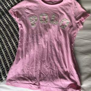Rosa t shirt, skulle säga att det är storlek s, kollar frakt om du är intresserad KÖP EJ NU!