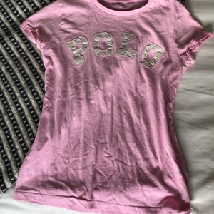 Tajt t shirt  - Rosa t shirt, skulle säga att det är storlek s, kollar frakt om du är intresserad KÖP EJ NU!