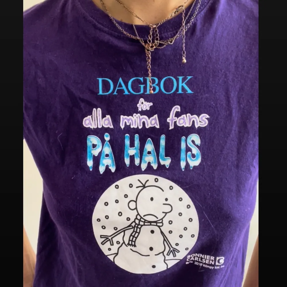 Gullig t-shirt med tryck från ”Dagbok för alla mina fans”. Sitter jättefint.🔒. T-shirts.