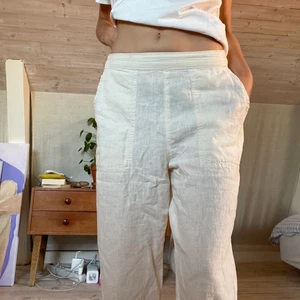 Linnebyxor - Offwhite linnebyxor från hm. Kan bäras högmidjade eller lågmidjade. Ej full längd (jag är 156cm) men skitsnygga ändå. 