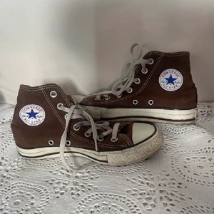Bruna converse  - TAR BARA SWISH! (Bilder från förra säljare) Köptes här för typ en månad sen och de var för små men försökte sälja lite överallt! Säljer för samma pris som jag köpte de för, JAG har använt dessa typ 1 gång.