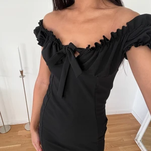 Svart klänning 🖤 - Enkel svart klänning från Nelly, använd en gång så i fint skick & kan bäras off shoulder 🖤