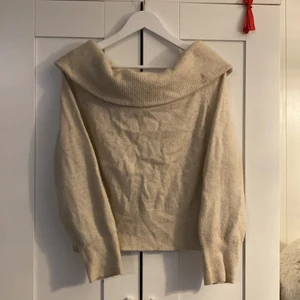Offshoulder stickad tröja - En snygg offshoulder tröja från hm i storlek XS, den passar XS-S.
