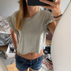 Topp - Mintgrön topp från zara med volanger, storlek S! Betalning sker via swish☺️