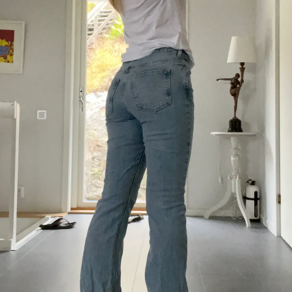 Assnygga ljusblå midrise jeans som sitter superbra. Inga defekter. Midjemått: ca 38 cm Innerbensmått: ca 85 cm Jag är 163. Jeans & Byxor.