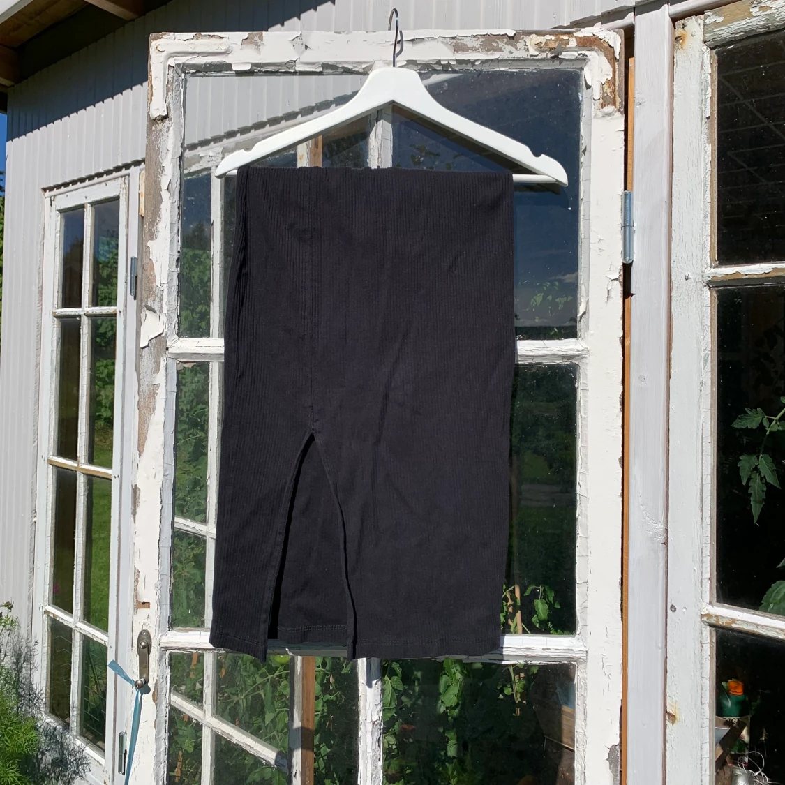 Svart kjol med slits