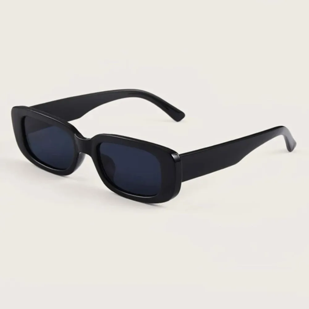 Trendiga solglasögon i färgen svart är helt ny och oanvänd!. Accessoarer.