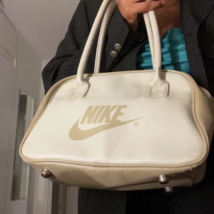 Nike väska  - Säljer nu denna vintage väska från Nike💞bra skick, hade behövt en liten tvätt🥰