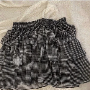 Volang kjol - Säljer denna fina kjolen köpt på H&M förra sommaren men som inte har kommit till användning💞