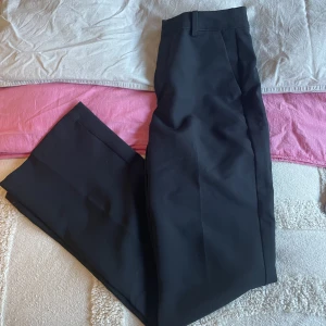 Kostymbyxor - Säljer dessa populära kostymbyxor från Bikbok, helt i nyskick. (Andra bilden är lånad från hemsidan).