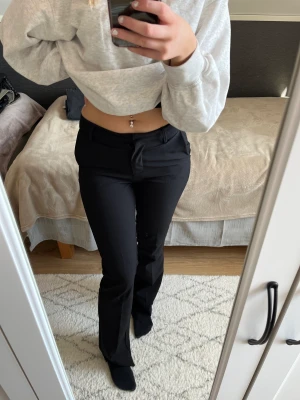 Vero moda kostymbyxor  - Ett par mid rise kostymbyxor från vero moda. Dem är lite noppriga och klippta i längderna (skriv om ni vill ha bild på hur de ser ut från nära). Annars är de i bra skick. Köparen står för frakt