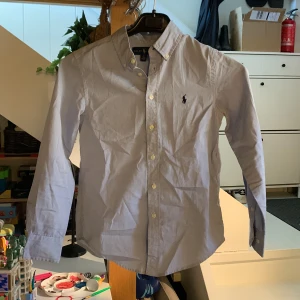 Ralph lauren skjorta  - Tjena säljer dena polo skjorta som nu är för liten för mig. Knappt andvänd men har ändå några fläkar men det tar jag så klart bort. Ny pris 1000kr mitt pris 650kr