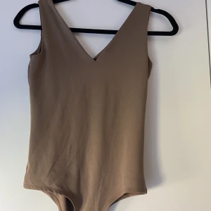 Body - Body köpt från newyorker. Använd 1 gång vad jag kan minnas. Säljs då den ej används💓