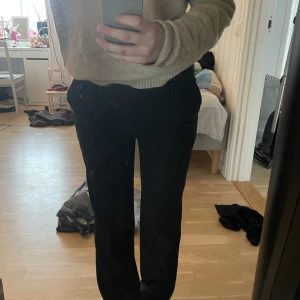 Kostymbyxor  - Säljer nu mina väl använda kostymbyxor från Stockholm lm. Dom är lågmidjade och är lite långa på mig som är ca 160. Vet inte riktigt hur mycket dom kostade från början. Dom har gråa ränder på dig som knappt syns. Storlek 36. Inga defekter eller liknande.💕