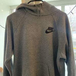 Nike hoodie i bra skick den är skön och den är i stl M man passar S. 