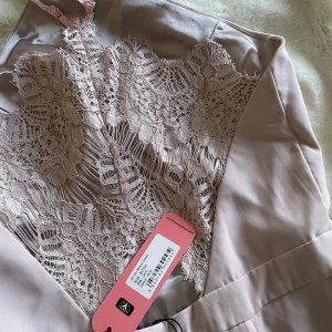 Balklänning - Helt oanvänd balklänning med superfin rygg!