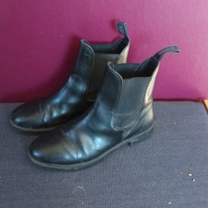 Ridskor - Ett par ridskor i märket Steeds lite skrap längst fram i storlek 38.