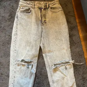 Blåa jeans aldrig använda storlek S - 200kr Svart klänning aldrig använda storlek S- 100kr Marinblå tävlingskavaj i nyskick använd 1 gång -500kr 