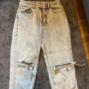 Säljes  - Blåa jeans aldrig använda storlek S - 200kr Svart klänning aldrig använda storlek S- 100kr Marinblå tävlingskavaj i nyskick använd 1 gång -500kr 