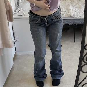 lowrise bootcut/straight true religions jeans i fint skick. säljer dem då de tyvärr är för små för mig :( 79 cm i midjemått & 80 innerbenslängd! ungefär som en storlek s💗  köpta här på plick, bilderna är från hennes annons🙏 finns fler bilder! 
