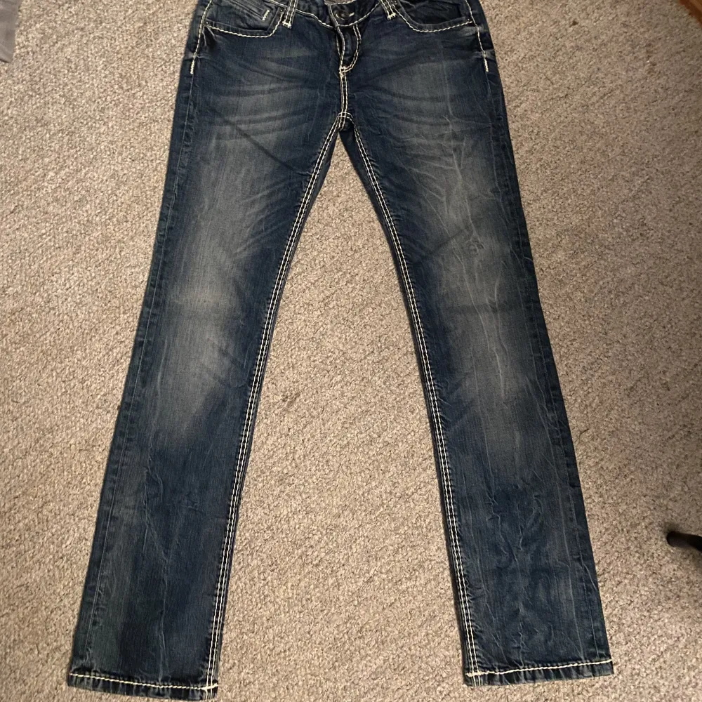 Super snygga lågmidjade jeans från Soccx! Aldrig använda💗 Köpta på sellpy, straight modell. Storlek 29 men passar mig som brukar ha 36/27. Jeans & Byxor.