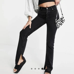 Svarta jeans - Slutsålda assnygga jeans från Asos Tall. W28 L36 vilket motsvarar S. Passformen är perfekt med slit längst ner vid fötterna och midrise. Jag är 172 cm och de är väldigt långa på mig men det går lätt att sy upp! Skriv för fler bilder och info.🖤🖤💗💘💓⭐️⭐️🫶🏻🫶🏻🫶🏻