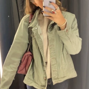 Grön jeansjacka (söker) - Jag söker då efter en någorlunda lik grön jeansjacka som på bilden🫶🏼om ni känner att ni har en någorlunda lik grön jeansjacka i storlek Xs/S så hör bara av er💌