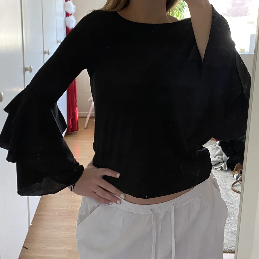 Såå fin topp med volanger från Gina Tricot 🥰 skriv för fler bilder! Passar även S . Toppar.