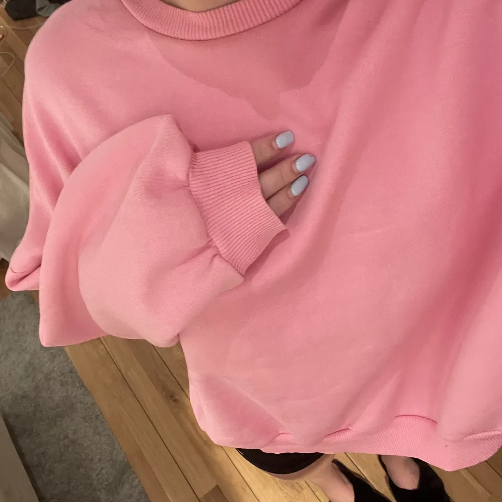Snygg rosa sweater från nelly i storlek S💞. Hoodies.