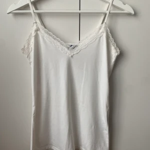 Vitt spetslinne från Pieces - Säljer nu mitt fina trendiga spetslinne då det inte passar mig. Har därav endast använt det max tre gånger! Köparen står för frakten 💞