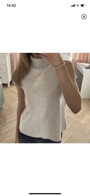 Zara topp - Intressekoll på denna superfina stickade väst från zara i väldigt bra skick! Använd ca 3-4 gånger💓 Frakt kostar 66kr✨ (Lånade bilder)