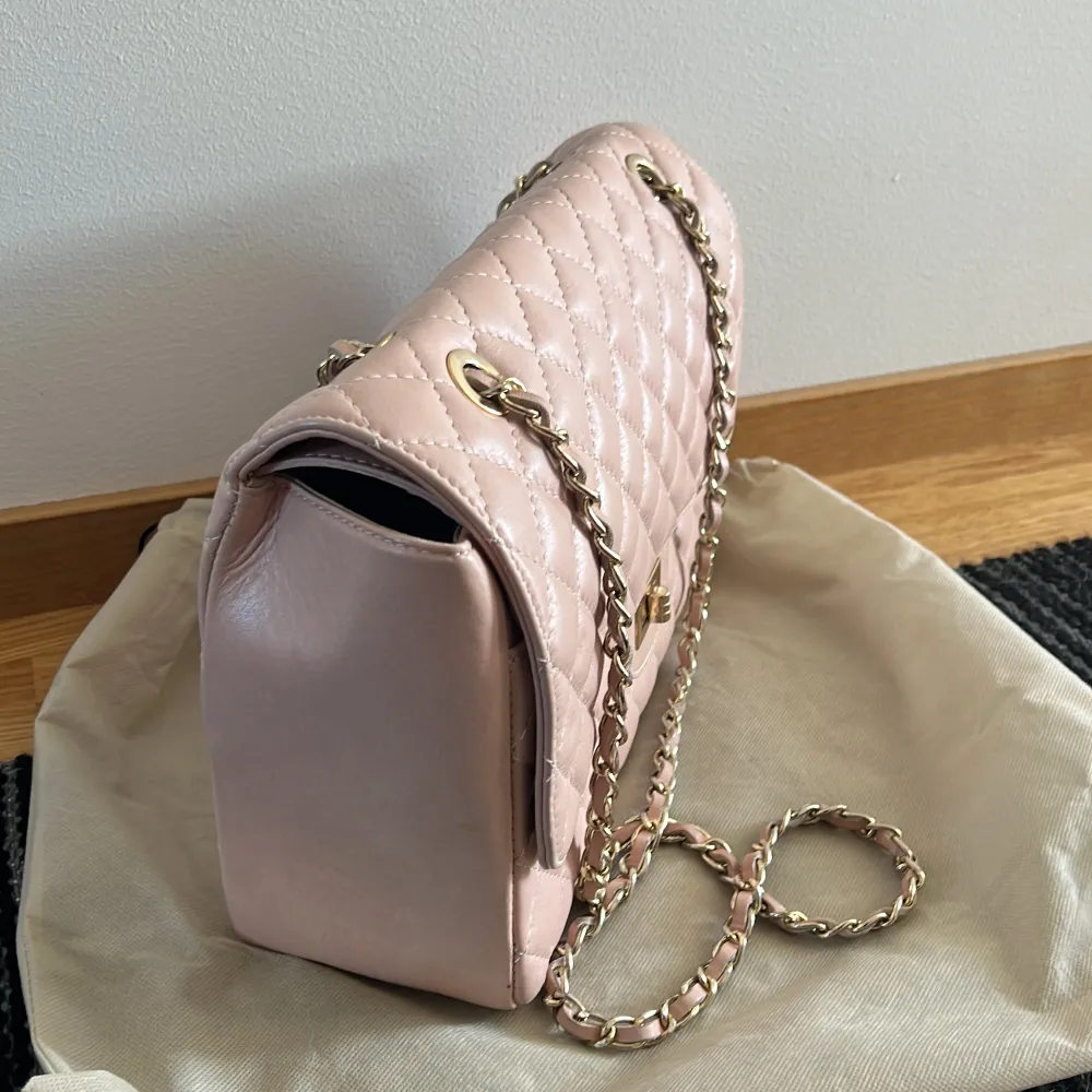 Rosa Carla Ferreri väska i vårens ljusrosa färg. 32cm bred 24 cm hög och 10 cm djup.. Väskor.