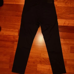 Gant Chinos - Ett par mörkblåa gant chinos. Använda Max 2-3 ggr så i stort sätt som nya.  Storlek: W34 L32