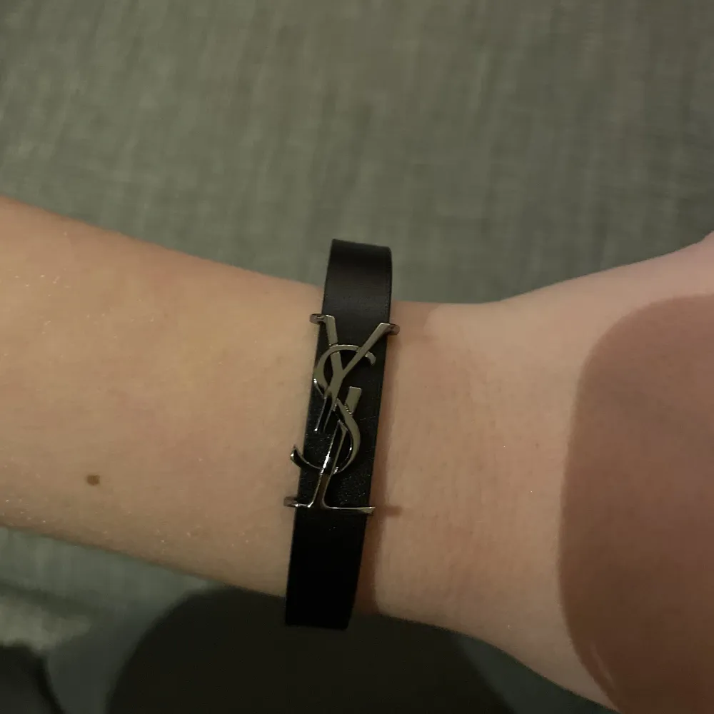 Intressekoll på mitt ysl armband med silver berlock. Nypris 2800kr äktehetsbevis finns. Accessoarer.