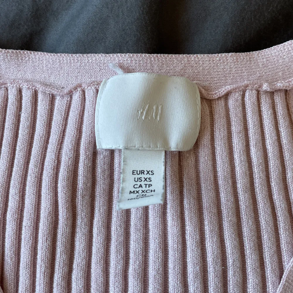 Säljer denna rosa tröjan från hm då den inte kommer till användning. Den är i bra skick. Vid frågor skriv till mig🤍. Toppar.